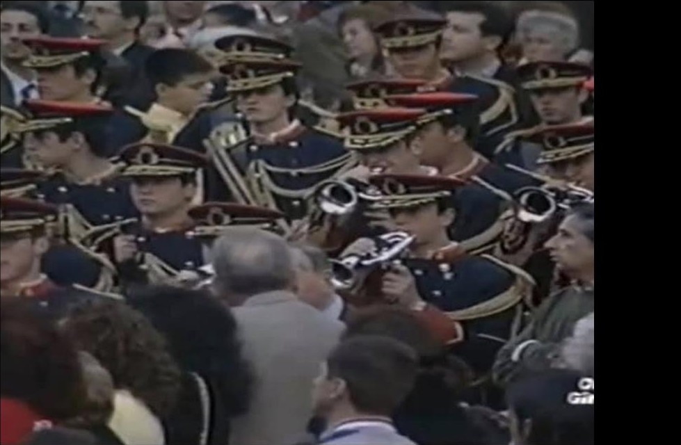 La banda arropada entre la multitud en el año 2000