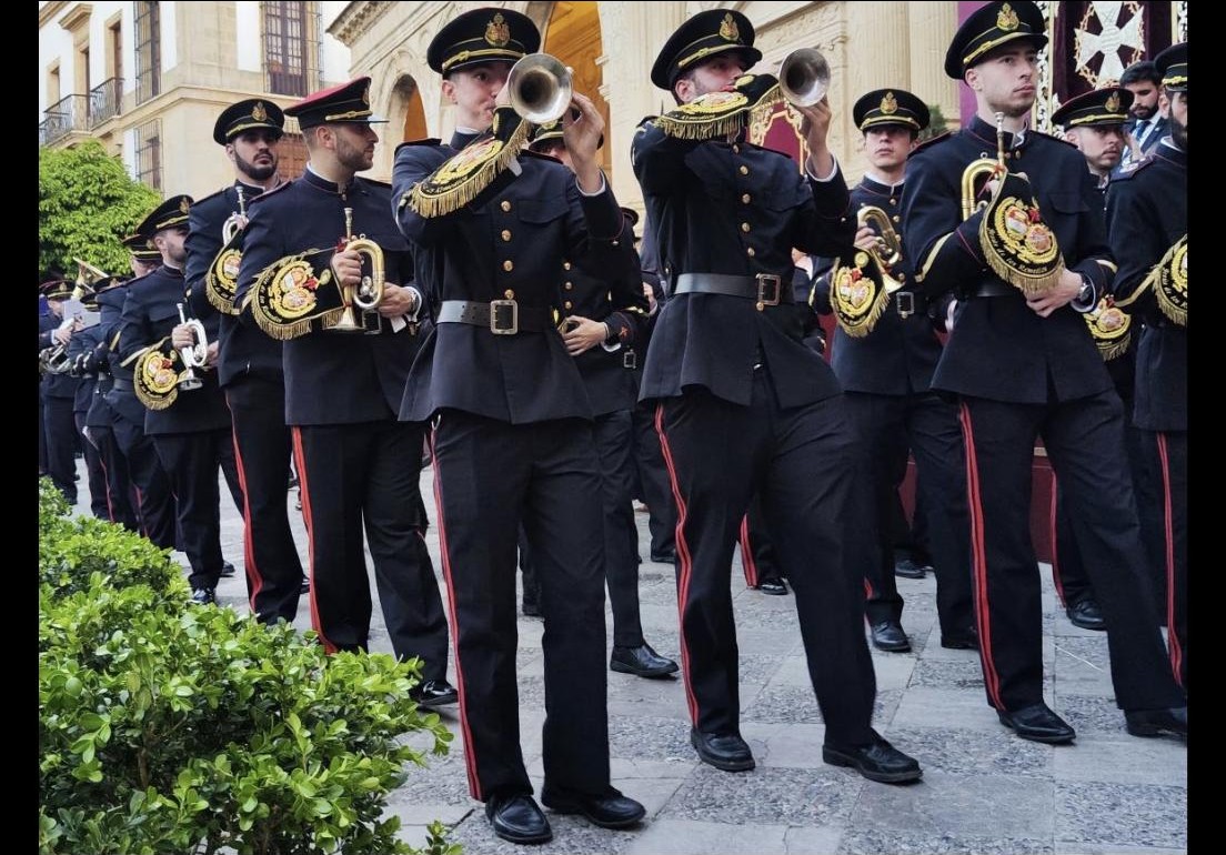 Banda desfilando con el uniforme actual