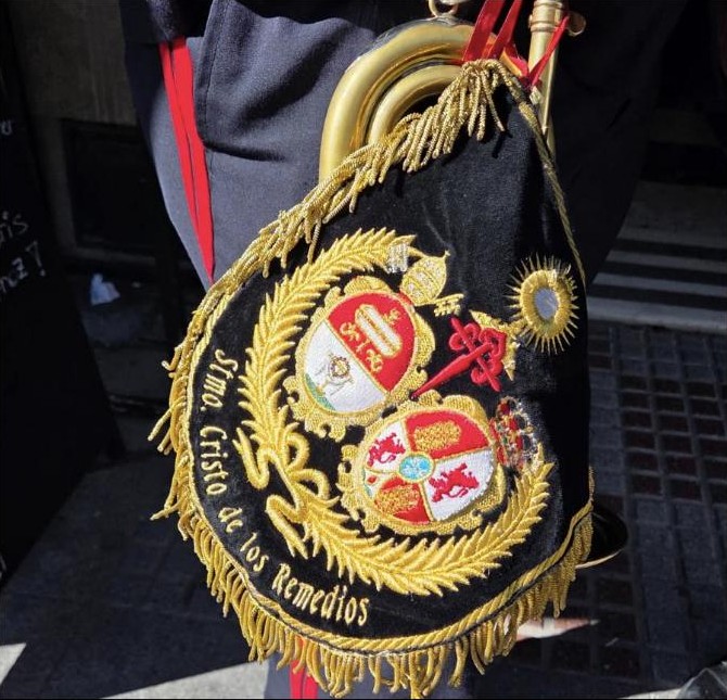Detalle bordado del mantolín